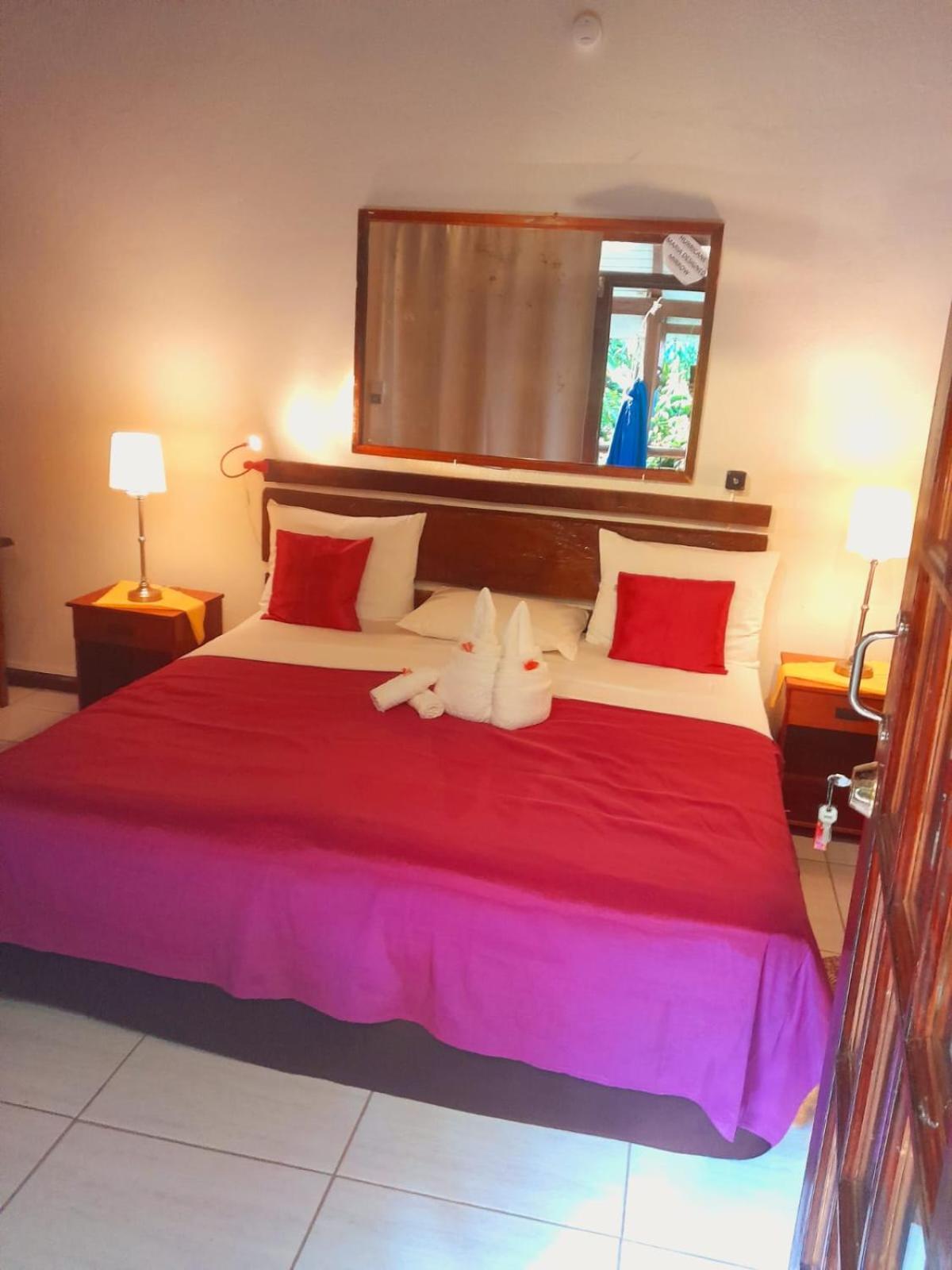 Hibiscus Valley Inn Marigot Ngoại thất bức ảnh