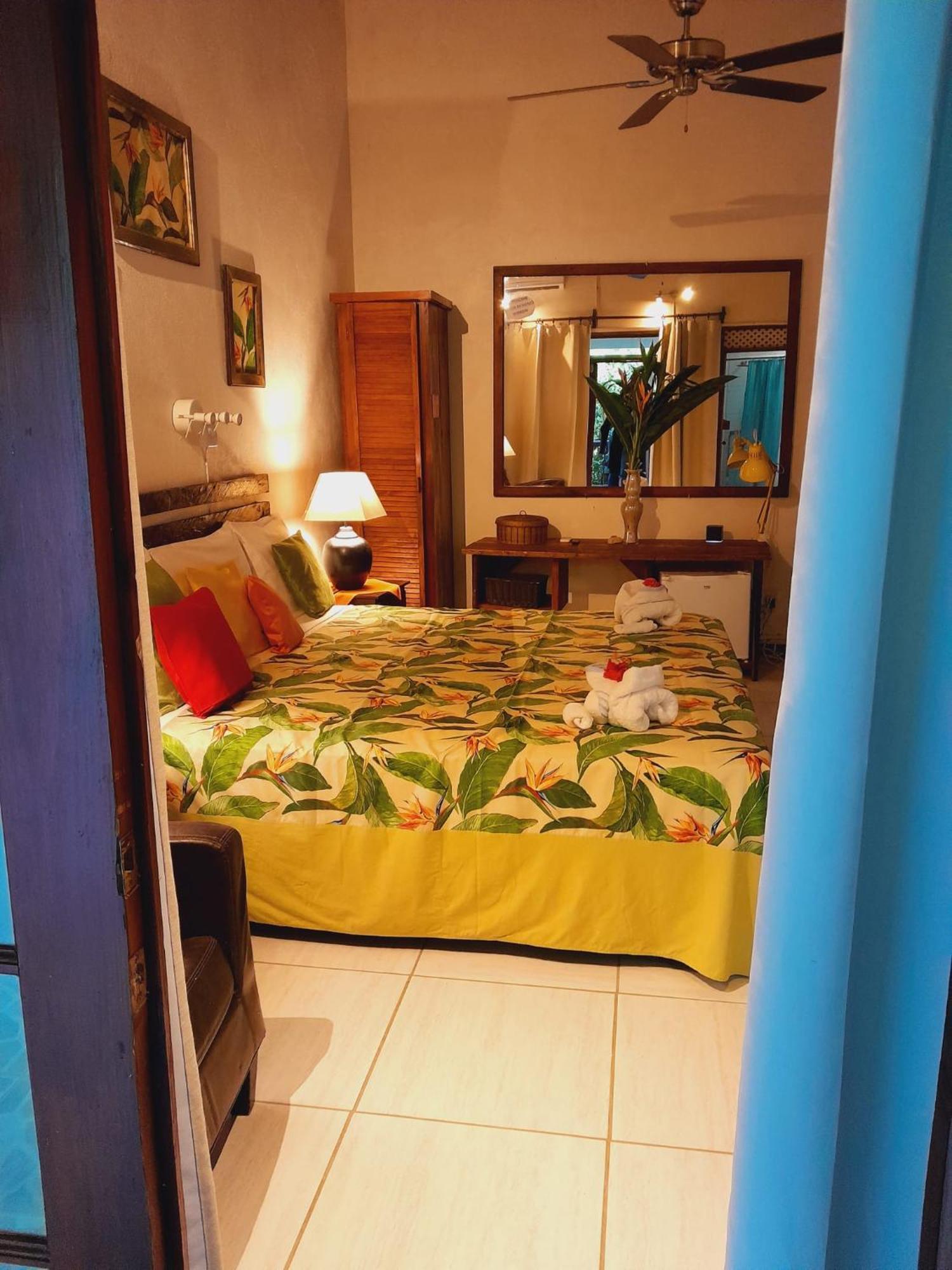 Hibiscus Valley Inn Marigot Ngoại thất bức ảnh
